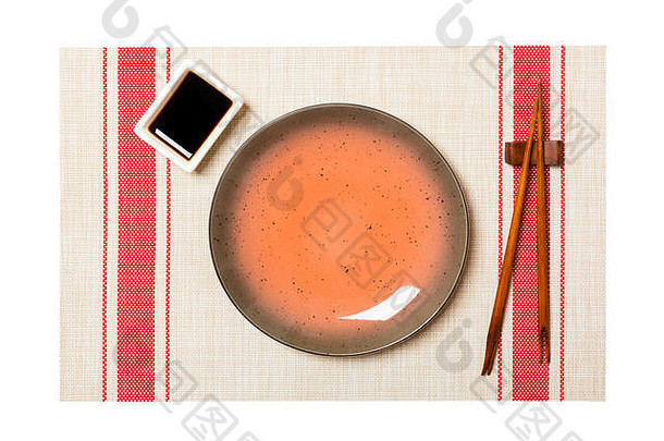 空轮棕色（的）板筷子寿司我是酱汁寿司席背景前视图复制空间设计