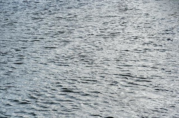 弗维河、洛斯特维厄尔河、科恩沃尔河上微微汹涌的水波荡漾。隐喻微风天气、涟漪效应、水反射、水背景。