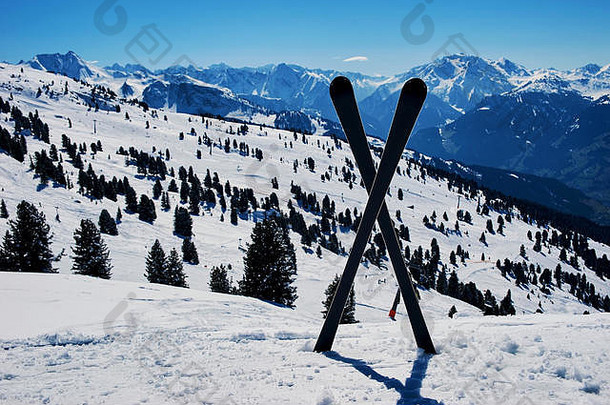 交叉滑雪板冬天度假胜地