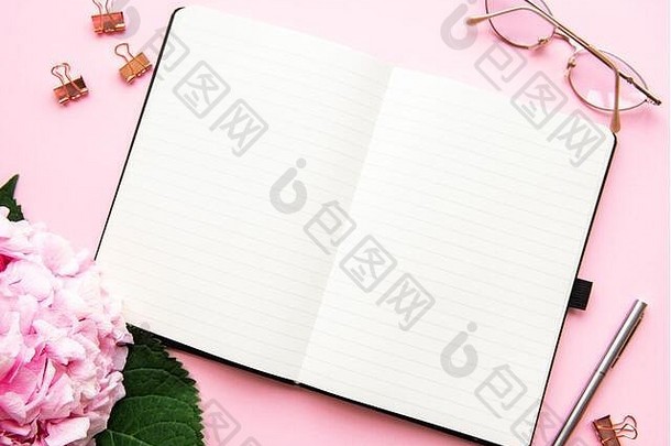 首页办公室工作空间笔记本粉红色的绣球花配件粉红色的背景平躺
