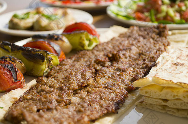 阿达纳烤肉串健康的新鲜的沙拉品种开胃菜木表格