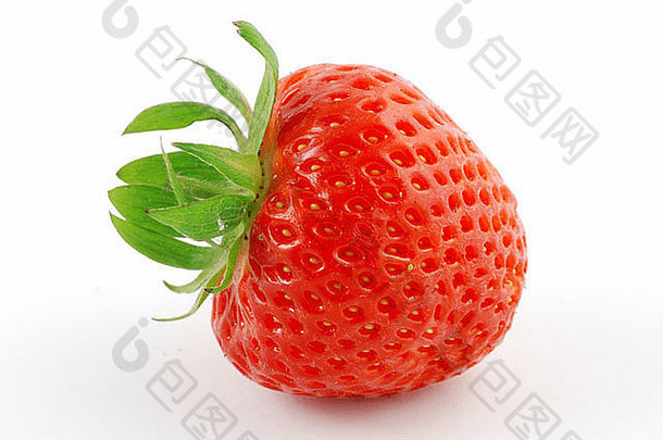 白色背景上的新鲜成熟健康草莓