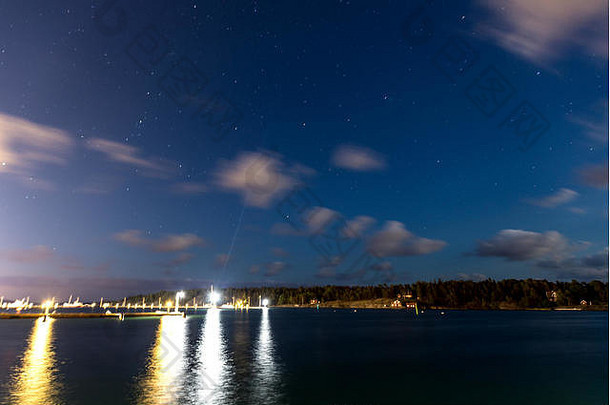 在多云的夜晚，帆船和游艇停泊在码头上。尼纳沙姆。瑞典