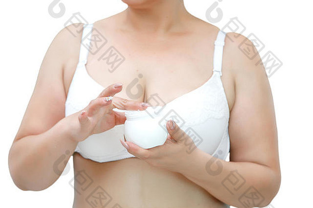 一个穿着白色内衣的女人手里拿着一罐白色的奶油