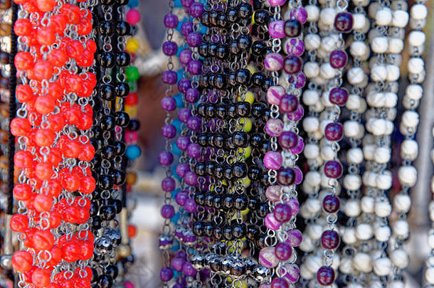 古巴瓦拉德罗街头市场上的手工珠宝