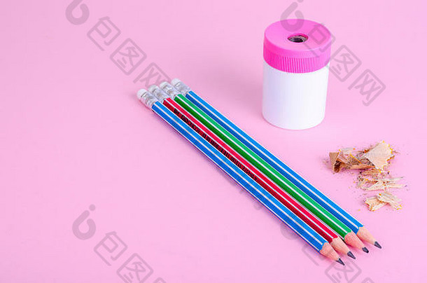 回到学校。铅笔，亮粉色背景上的卷笔刀。放置文本。