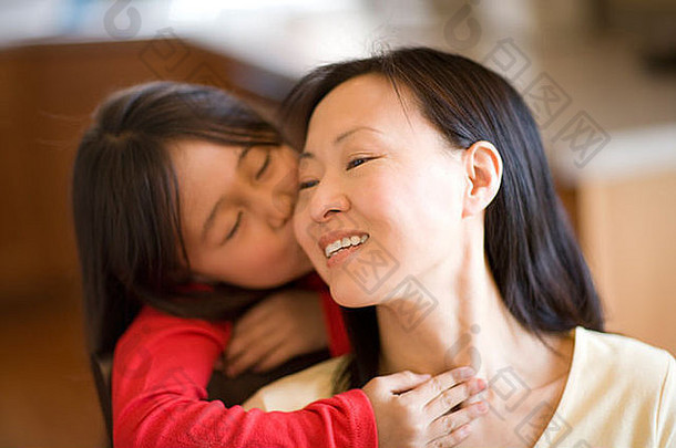 亚洲女儿拥抱接吻妈妈。