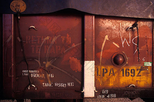 抽象背景色，背景纹理，设计和金属表面上的铁路车厢门和外部刻字，在澳大利亚拍摄。