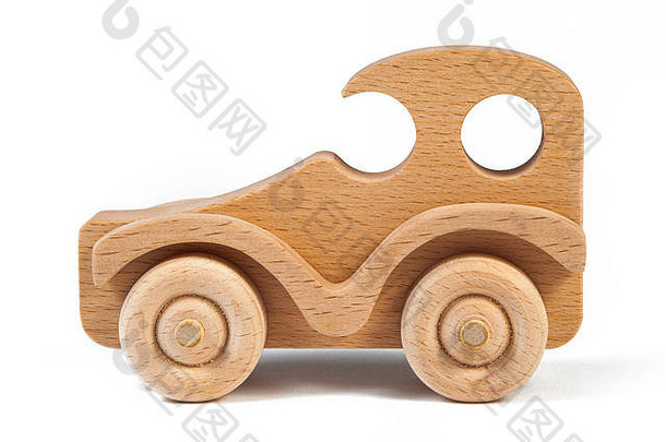 一辆山毛榉木车的照片。白色隔离背景上的木制复古汽车玩具