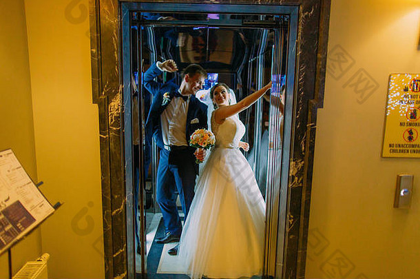 电梯里跳舞的新婚夫妇。