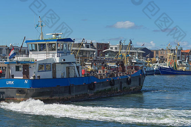 位于海上的艾默登港，渔船在这里将珍贵的货物卸到鱼类拍卖会上