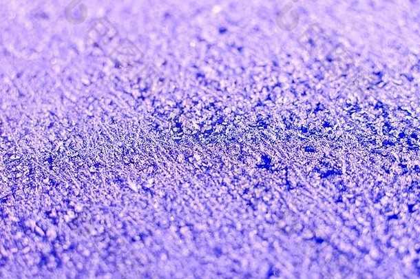 第一块冰晶的质地。紫色的雪地背景。设计的冬季背景。本质上的抽象。
