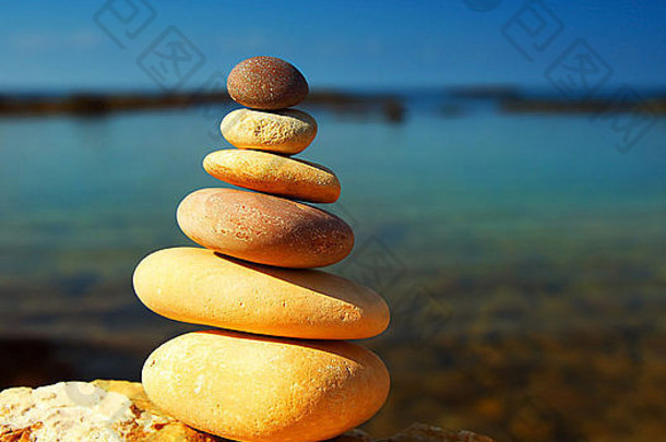 Zen水疗中心平衡石头蓝色的平静海背景概念上的图像放松假期