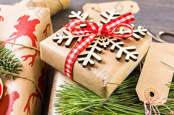 用红丝带棕色纸包装的圣诞礼物。