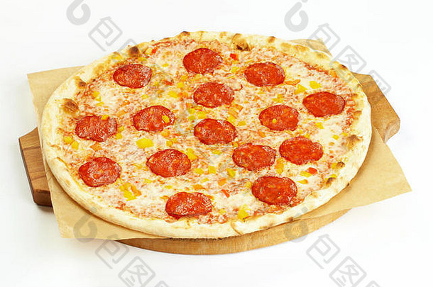 热的大辣香肠比萨美味的比萨，白色背景上有融化的奶酪、培根、西红柿、火腿、辣椒粉、蒸汽烟