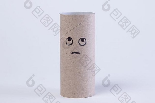 空的卫生纸卷带着愤怒和悲伤的表情，因为纸不见了，背景是白色的，孤立的，没有人