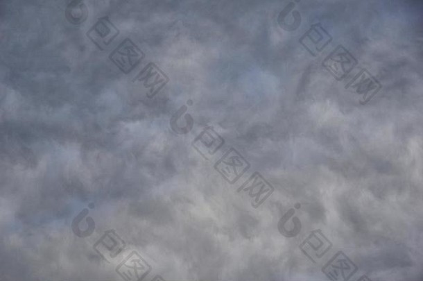 一个秋天的傍晚，阿伯丁上空，层积云的纹理粗糙的底部。自然天气背景，苏格兰，英国。