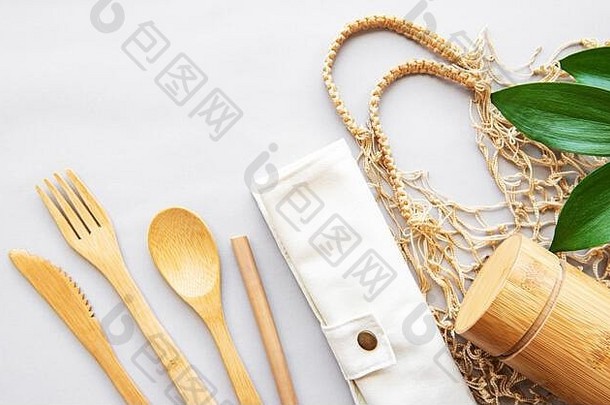 一套环保<strong>竹餐具</strong>和环保袋。可持续的生活方式。无塑料概念。