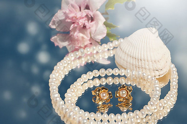 梦幻图像珍珠耳环项链海贝粉红色的花反光表面