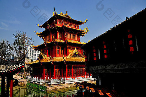 成都中国引人注目的红色的黄金龙宝塔镀金飞行屋檐长如此水小镇