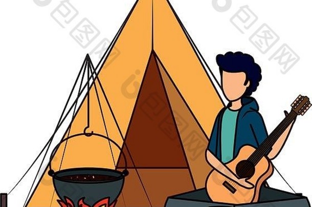 年轻的男人。玩吉他野营帐篷woodfire