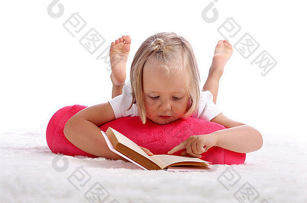 小女孩在地板上看书