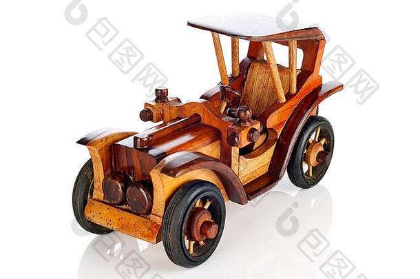 白色背景的木制汽车玩具