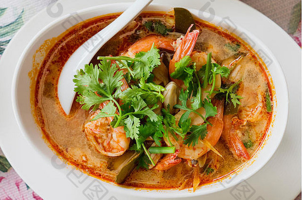 传统的泰国酸汤汤姆任公，配以大虾和香肠，上面加了芫荽。这张照片显示的是红色版本的汤汁，由wit制作而成