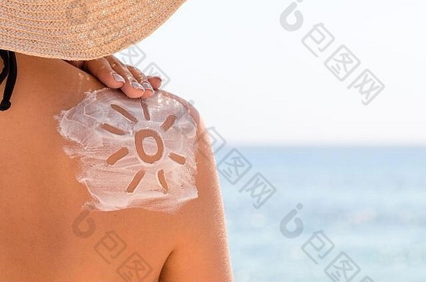 防晒霜乳液太阳形状晒黑女人的肩膀