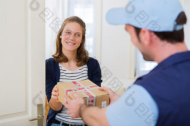 送货员将包裹交给客户的视图