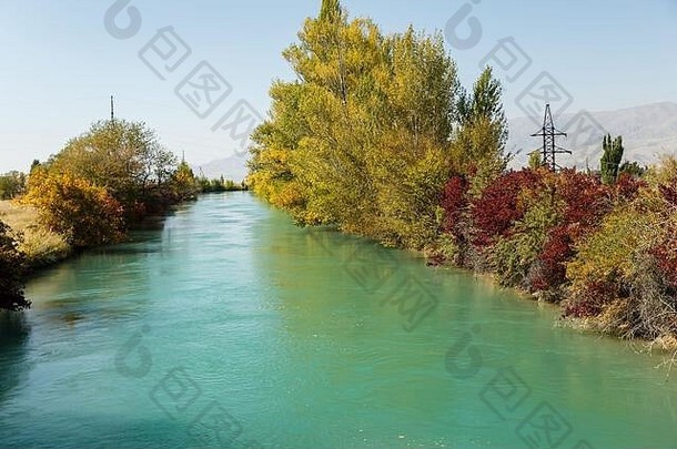 吉尔吉斯斯坦Chuy省灌溉渠，秋景，Chuy山谷
