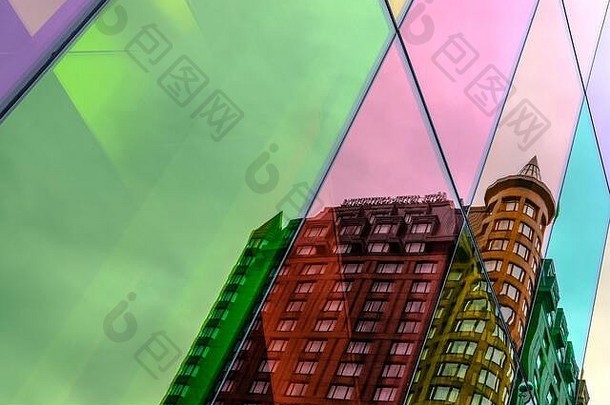 以抽象形式展示的现代彩色玻璃科技建筑。