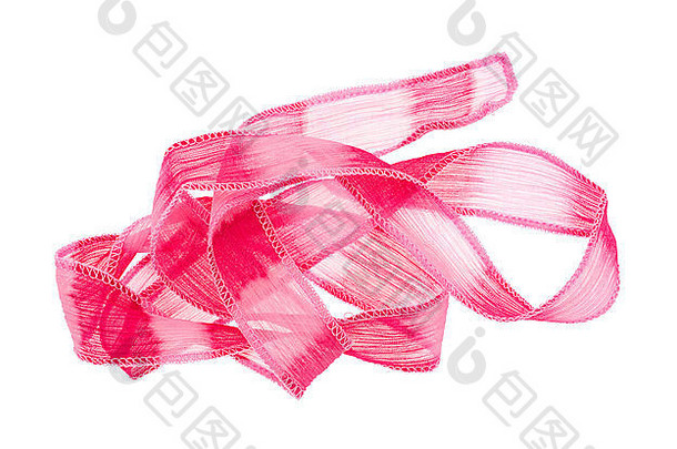 白色背景上，一小段透明、充满活力的粉色缎带布，带有独立展开的装订线迹。