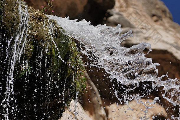 坐牛瀑布是位于新墨西哥州卡尔斯巴德市西南林肯国家森林峡谷中的一系列瀑布