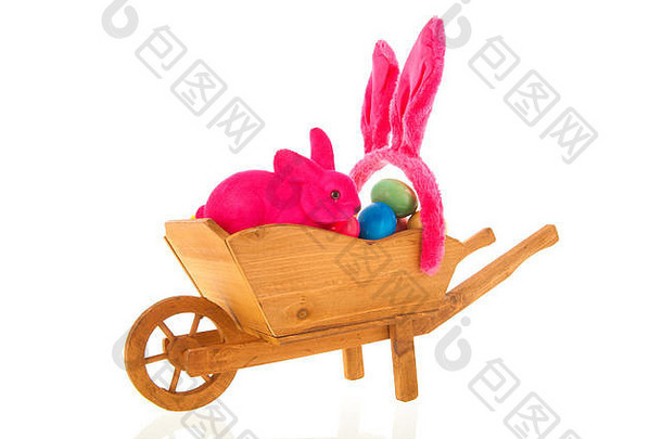 白色背景上隔离的独轮车复活节兔子和鸡蛋
