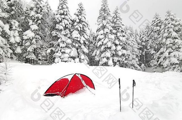 红色帐篷和<strong>登山杖</strong>，日本Yatsugatake山脉的天然雪山