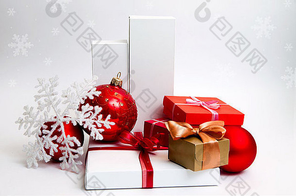 白色背景的圣诞礼物<strong>盒</strong>