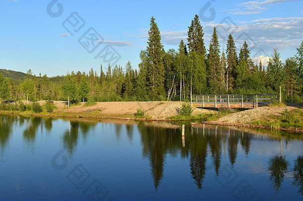 夏季景观。芬兰拉普兰风景如画、树木倒影的湖泊
