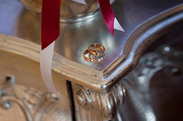 桌子上的金色结婚戒指，特写