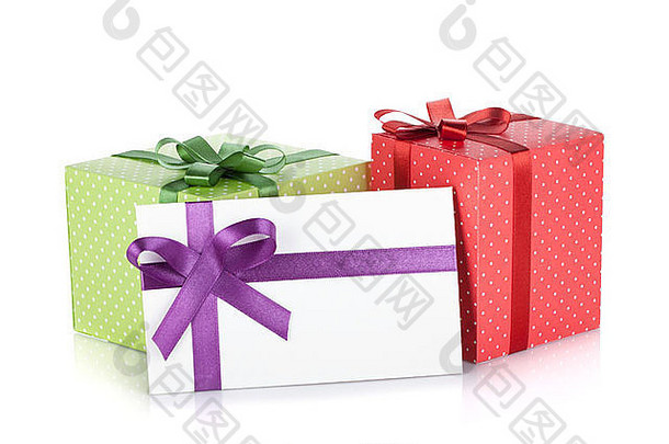 色彩斑斓的礼物盒子信丝带弓孤立的白色背景