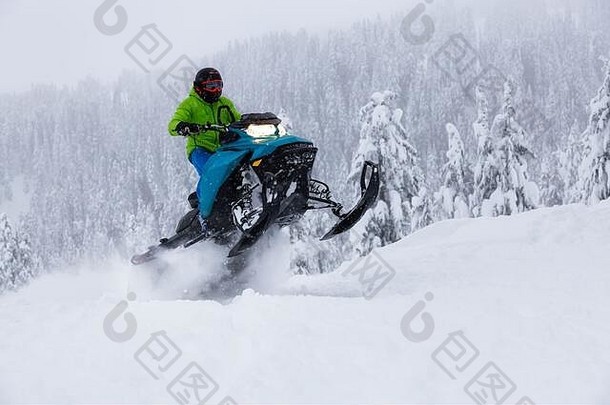 在白雪中骑摩托雪橇的冒险者