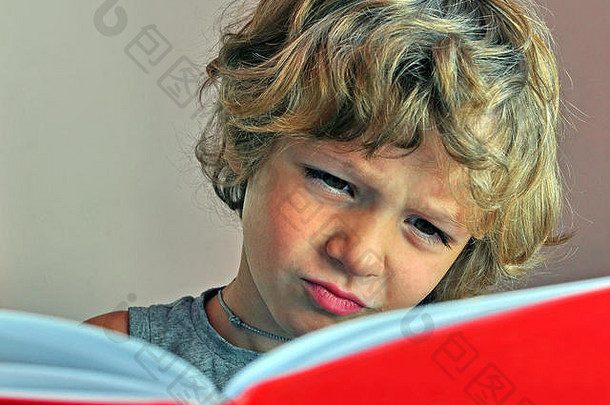 男孩阅读书
