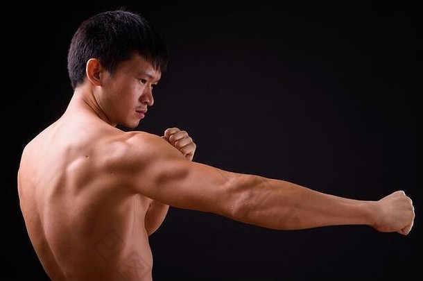 年轻肌肉发达的亚洲男子赤膊上阵的画像