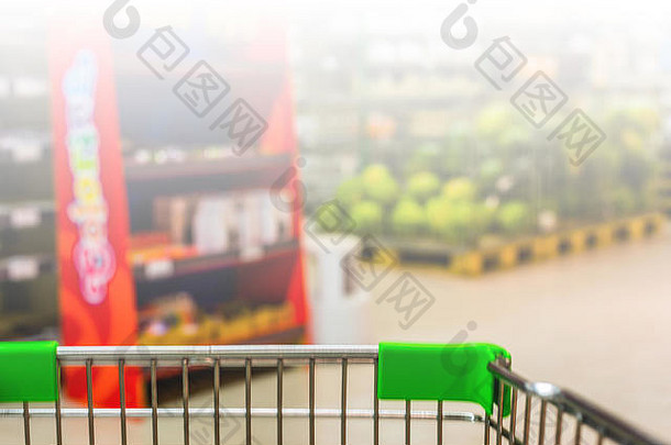 从购物车到抽象模糊超市过道背景的视图，白调用于复制空间