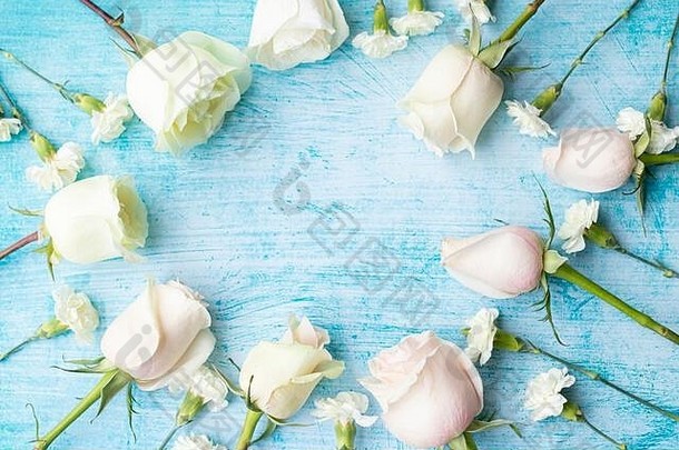 集白色玫瑰海蓝宝石背景