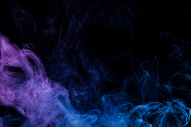 黑色孤立背景上<strong>浓浓</strong>的蓝色和紫色烟雾。来自vape烟雾的背景