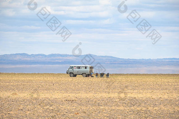 一辆俄国的货车停着几把懒椅子，准备在<strong>戈壁</strong>滩<strong>沙漠</strong>中间度过一天。