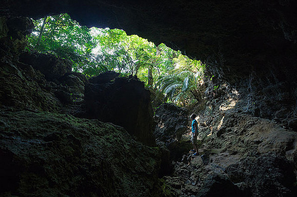 在日本热带冲绳岛伊里奥莫特岛原始雨林深处，人类正在探索巨大的石灰岩洞穴
