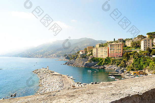 意大利利古里亚地中海沿岸卡莫利的小城和海滨景观