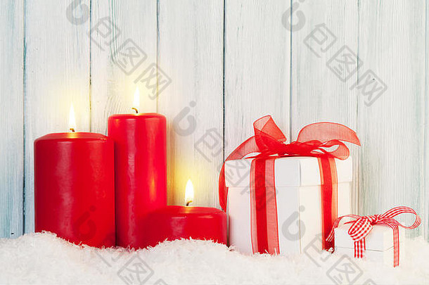 圣诞节<strong>背景</strong>蜡烛礼物盒子雪前面木墙复制空间